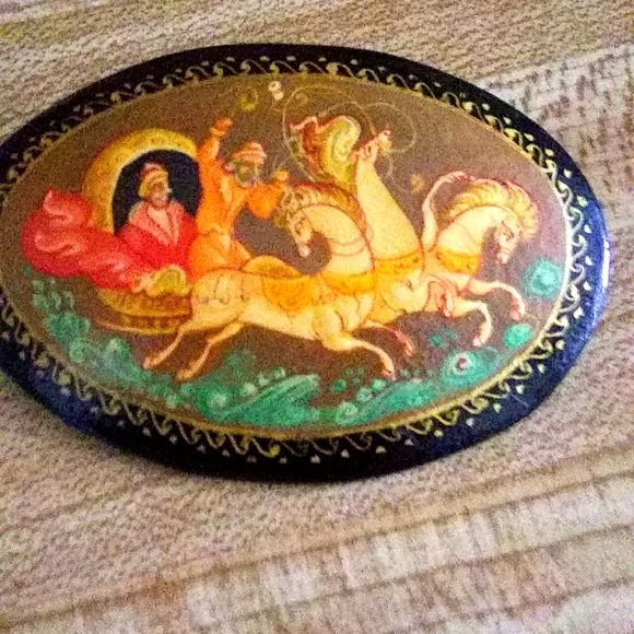 VINTAGE HAND PAINTED RUSSIAN OVAL BLACK LACQUER FOLK ART BROOCH/ - Picture 5 of 8